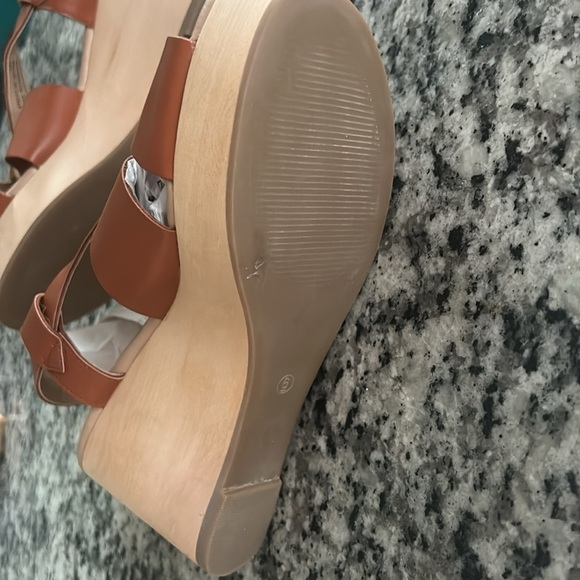 Loft wedge sandals in a size 6 in women. - Picture 7 of 7